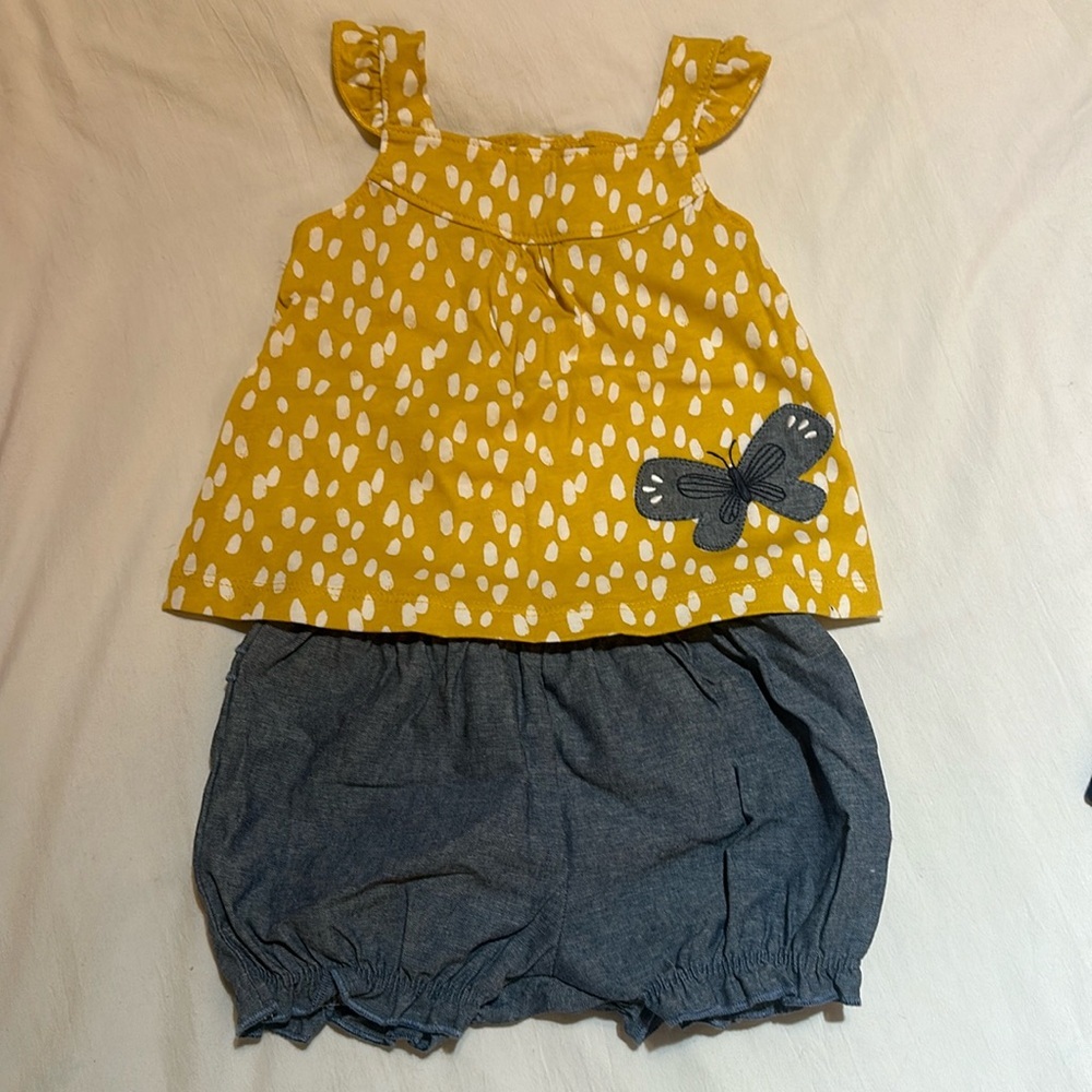 Baby girl’s two piece ruffle butt outfit